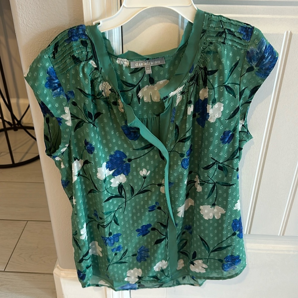 Green floral tee size medium